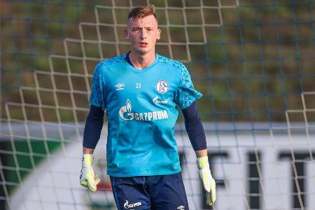 Mit großen Vorschusslorbeeren nach Gelsenkirchen gekommen, dort aber total enttäuschend. Aktuell Ersatzkeeper bei Eintracht ...