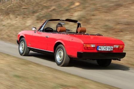 Peugeot 504 Cabriolet schräg von hinten
