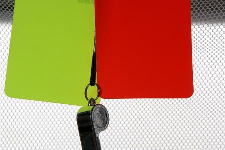 Nach Haaland-Autogramm: Verband suspendiert Schiedsrichter-Assistent Nach Haaland-Autogramm: Verband suspendiert Schiedsrichter-Assistent