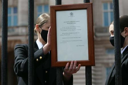 Bedienstete der Royals beim Anbringen der Bekanntmachung.