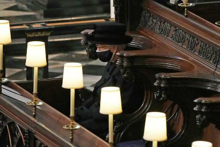 Queen Elizabeth II., ganz alleine bei der Trauerfeier für ihren verstorbenen Ehemann Philip