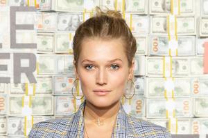 Model Toni Garrn zeigt ihren hübsch eingepackten Babybauch