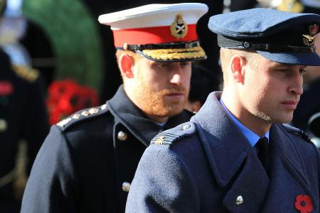 Wie steht es um das Verhältnis zwischen Prinz Harry (l.) und Bruder Prinz William?