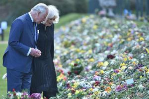 Prinz Charles besucht mit Herzogin Camilla Blumenmeer für Prinz Philip