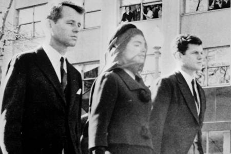Auch die einstige First Lady Jackie Kennedy musste ihren Mann öffentlich zu Grabe tragen.