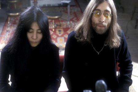 Am 8. Dezember 1980 wird Ex-Beatle John Lennon hinterrücks erschossen. Seine Frau Yoko Ono, die von vielen für die Trennung ...