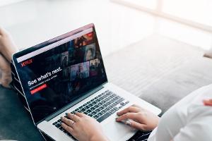 Gemeinsames Filmvergnügen: So gelingt der Netflix-Abend mit Freunden