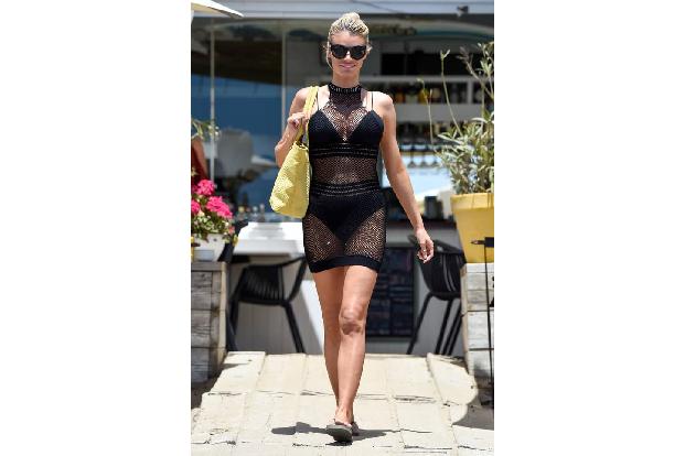 ...Chloe Sims. Das britische TV-Sternchen drehte gerade für die Comedy-Serie 