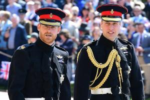 Prinz Harry und Prinz William laufen getrennt zur Kapelle