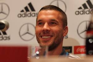 So süß gratuliert Lukas Podolski seinem Sohn zum Geburtstag