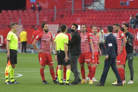 Zu früher Abpfiff: Sevilla und Granada aus Kabinen zurückgeholt Zu früher Abpfiff: Sevilla und Granada aus Kabinen zurückgeholt