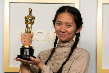 Chloé Zhao mit ihrem Regie-Oscar. Chloé Zhao mit ihrem Regie-Oscar.
