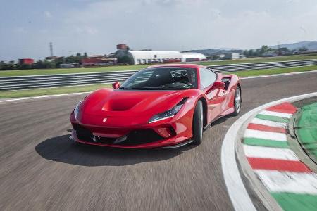 Tatsächlich rollt der Zweisitzer recht entspannt durch Maranello, das Siebengang-Doppelkupplungsgetriebe flippert sich ruckf...