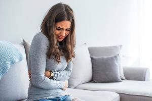 Magenschmerzen: Ab wann ist eine Untersuchung notwendig?