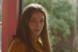 Birdy hat Teile ihres neuen Albums in einem Schrank aufgenommen