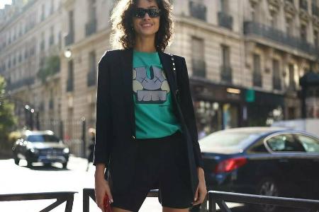 Model Alanna Arrington (22) zeigt, wie aus Radlerhose und Blazer ein stylisches Outfit entsteht. Model Alanna Arrington (22) zeigt, wie aus Radlerhose und Blazer ein stylisches Outfit entsteht.