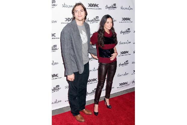 ...Ashton Kutcher und Demi Moore zusammen fanden. Der Schauspieler ist 15 Jahre jünger als die Ex von Bruce Willis. 2011 tre...
