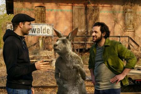Marc-Uwe Kling (Regie, li.) mit dem Känguru (Das Känguru) und Dimitrij Schaad (Marc-Uwe) am Filmset von Marc-Uwe Kling (Regie, li.) mit dem Känguru (Das Känguru) und Dimitrij Schaad (Marc-Uwe) am Filmset von