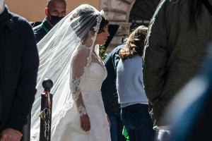 Lady Gaga spaziert im Brautkleid durch Rom