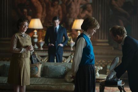 Queen Elizabeth II. mit ihrem Thronfolger Prinz Charles (hinten, Josh O'Connor) und Prinzessin Diana (Emma Corrin) - auf ihr...