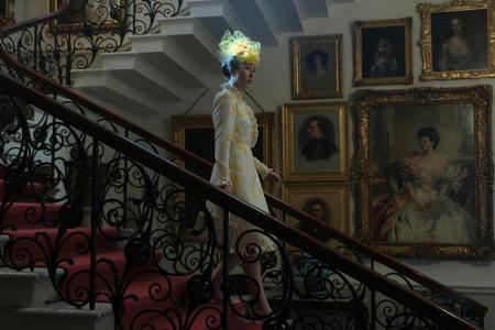 Aber auch andere Mitglieder der Königsfamilie tauchen in Staffel vier auf: Charles' jüngere Schwester Prinzessin Anne (Erin ...