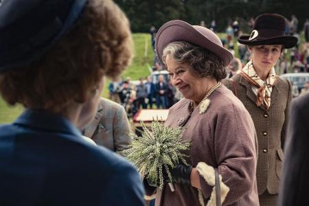 Queen Mum (Marion Bailey) ist in Staffel vier natürlich auch mit von der Partie.