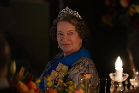 Die Rolle der Queen Mother (1900-2002) darf ab Staffel 3 Marion Bailey spielen. Die britische Schauspielerin war unter ander...