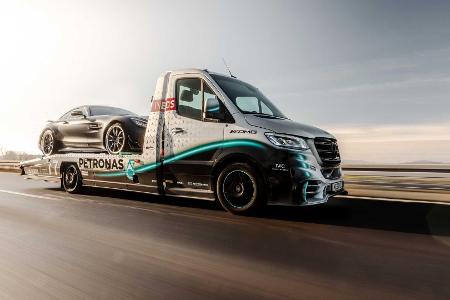 Krasser Abschlepper: Mercedes Sprinter mit V6 in Petronas Edition