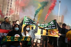"Glazers raus" - United-Fans protestieren mit Flugzeugbanner