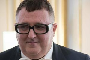 Lucy Liu und mehr: Stars und Kollegen trauern um Designer Alber Elbaz