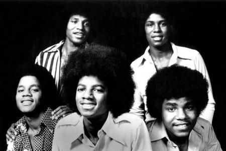 Michael Jackson (Mitte) sang als Leadsänger mit seinen vier Brüdern Jermaine, Tito, Jackie und Marlon in der Band The Jackso...
