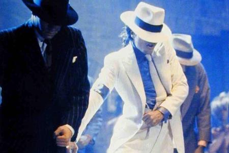 Stichwort Tanzen: Kein anderer Move hat die Karriere von Michael Jackson so geprägt wie der Moonwalk.