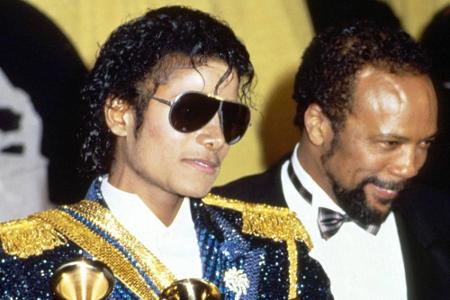 Michael Jackson war insgesamt 38 Mal für den Grammy nominiert. 13 Mal gewann er den Preis. 1984 war er der erste Sänger, der...