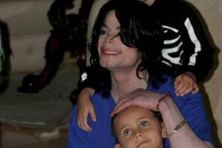 Mit der Krankenschwester Debbie Rowe hatte Jackson zwei Kinder: Paris Michael Katherine Jackson und Prince Michael Jackson, ...