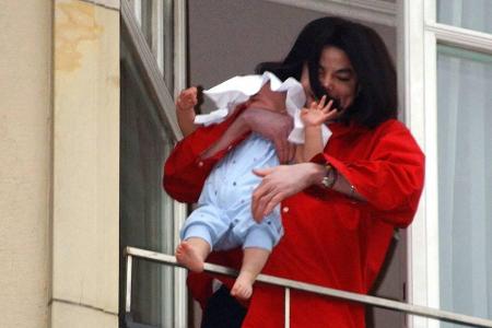 Im Jahr 2002 hielt Jackson das erst neun Monate alte Baby aus dem Fenster seiner Suite im fünften Stock des Adlon-Hotels in ...