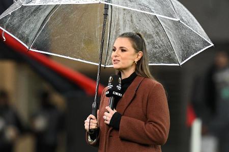 RTL Moderatorin Laura Wontorra mit Regenschirm. 20.02.2020, ...