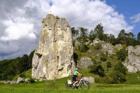 Radfahrer vor Kletterfelsen Burgstein, bei Dollnstein, Altm�...