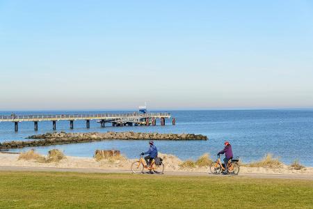 Der Ostk�sten-Radweg an der Ostseek�ste entlang hier Radwand...