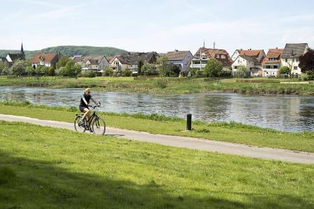 Weserradweg Frau f�hrt alleine auf dem Weserradweg an der We...