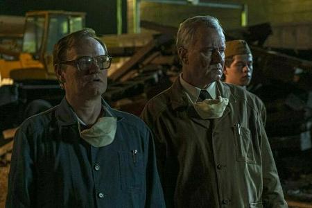 Waleri Legassow (Jared Harris, l.) und Boris Schtscherbina (Stellan Skarsgård) haben kaum noch Hoffnung, die Katastrophe abz...