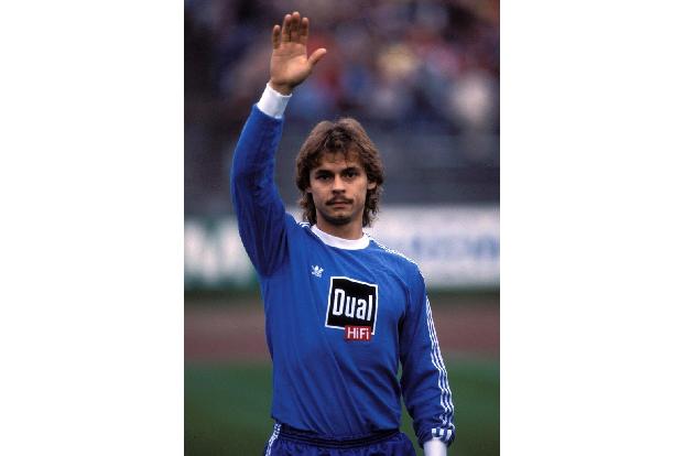 Olaf Thon, nach dem legendären 6:6 im DFB-Pokal-Halbfinale 1984 die personifizierte Hoffnung auf eine bessere Zukunft, soll ...