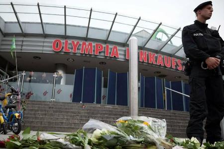 Nach dem Amoklauf 2016 im und am Olympia-Einkaufszentrum in München zeigten Menschen ihre Anteilnahme mit Kerzen und Blumen. Nach dem Amoklauf 2016 im und am Olympia-Einkaufszentrum in München zeigten Menschen ihre Anteilnahme mit Kerzen und Blumen.