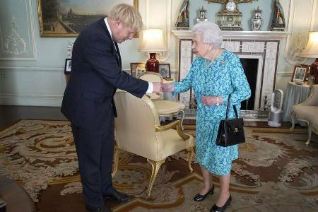 Boris Johnson begrüßt Queen Elizabeth II. bei einer Audienz im Buckingham Palast 2019.