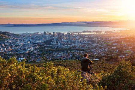 Lust auf einen traumhaft schönen Sonnenaufgang über einer Mega-Metropole? In Kapstadt dürfte das so einfach sein wie an kaum... Lust auf einen traumhaft schönen Sonnenaufgang über einer Mega-Metropole? In Kapstadt dürfte das so einfach sein wie an kaum...