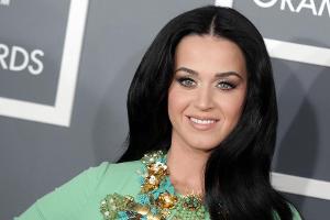 Katy Perry überrascht ihre Fans mit langer, schwarzer Mähne