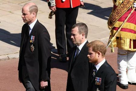Prinz William (l.) und Prinz Harry (r.) liefen gemeinsam mit ihrem Cousin Peter Phillips hinter Prinz Philips Sarg.