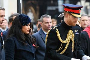 Herzogin Meghan gab Prinz Harry handgeschriebene Trauerkarte mit