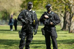Prinz Philips Beerdigung: Bewaffnete Polizisten sichern das Schloss