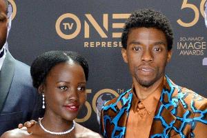 Zum ersten Todestag: Lupita Nyong'o zollt Chadwick Boseman Tribut