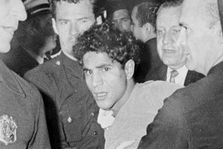 Sirhan Sirhan (Mitte) unmittelbar nach seinem Attentat auf Robert F. Kennedy. Sirhan Sirhan (Mitte) unmittelbar nach seinem Attentat auf Robert F. Kennedy.